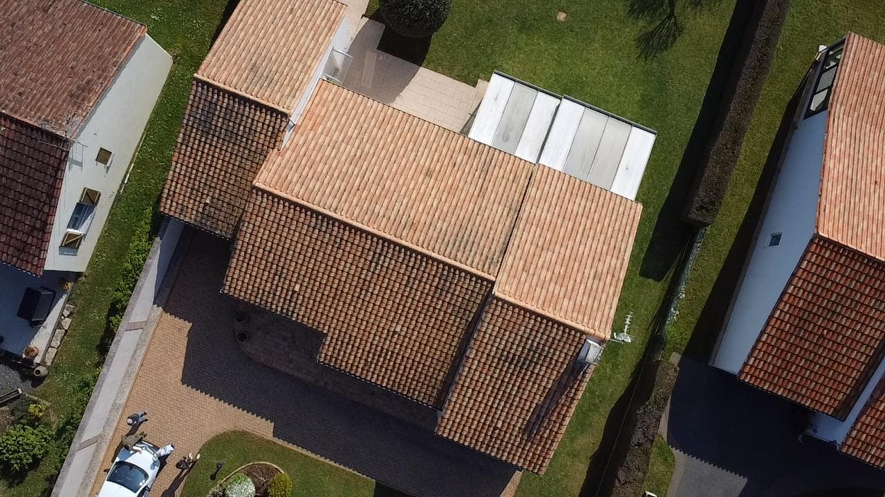 Toiture en tuiles vue de drone après entretien